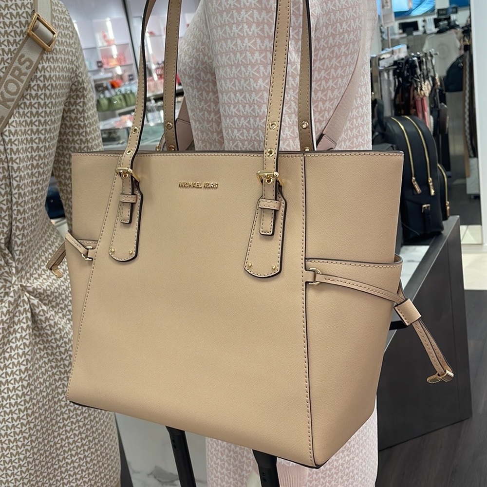 Michael Kors Voyager Small Saffiano Leather Tote Bag
30H1GV6T4T
NWT
OYSTER - Picture 14 of 16